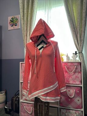 NWOT D&Co.Coral Hooded Pullover with Striped Hem XS